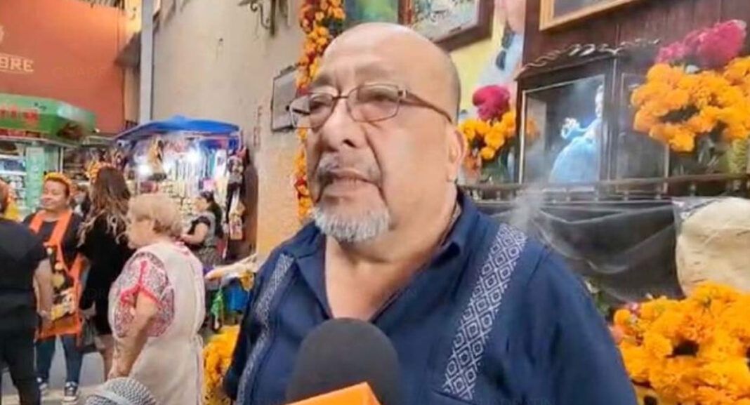 El Mercado 20 de Noviembre prende sus velas: instalan mega altar para recibir a las ánimas en Oaxaca