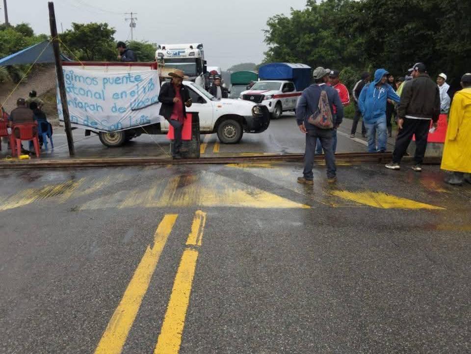 Bloquean carretera Transístmica para exigir construcción de puente en el Istmo de Oaxaca