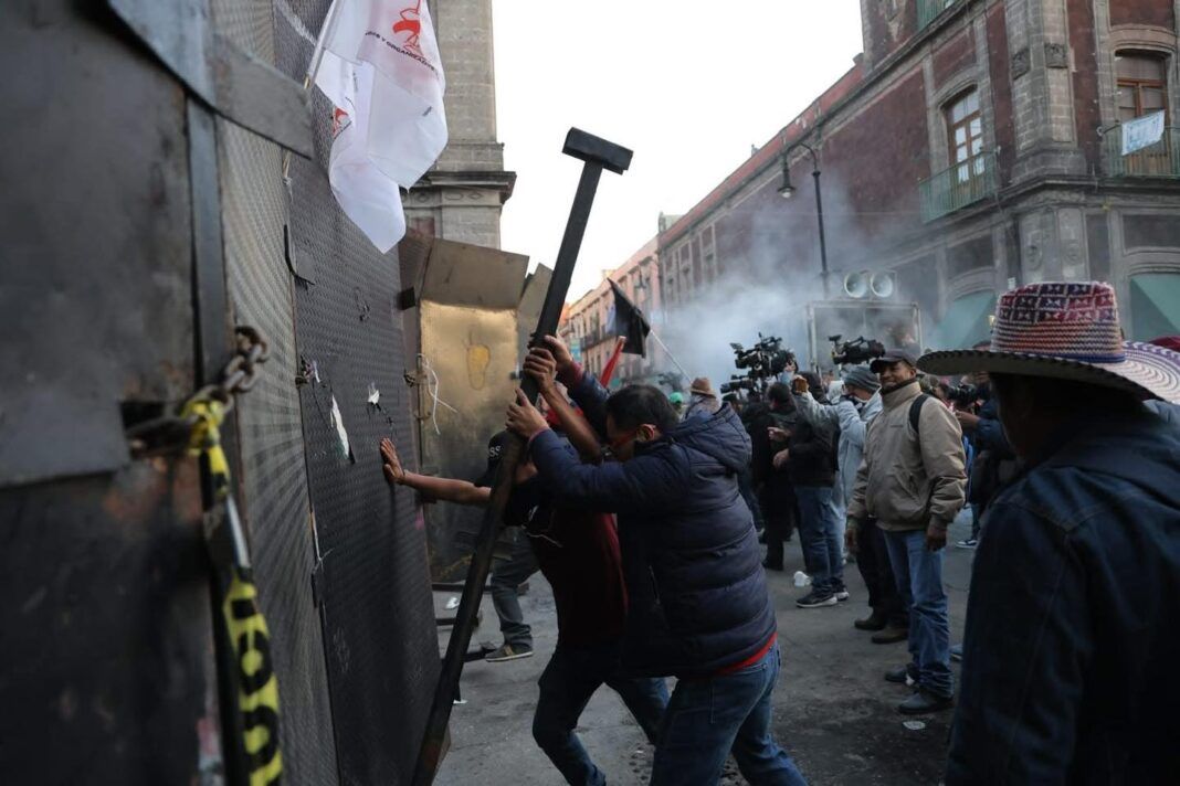 CNTE ‘cerca’ Palacio Nacional: Maestros se enfrentan con policías tras intentar derribar vallas