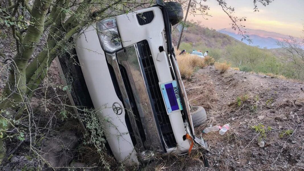 Volcadura de urvan deja varios heridos en la zona de Cuicatlán