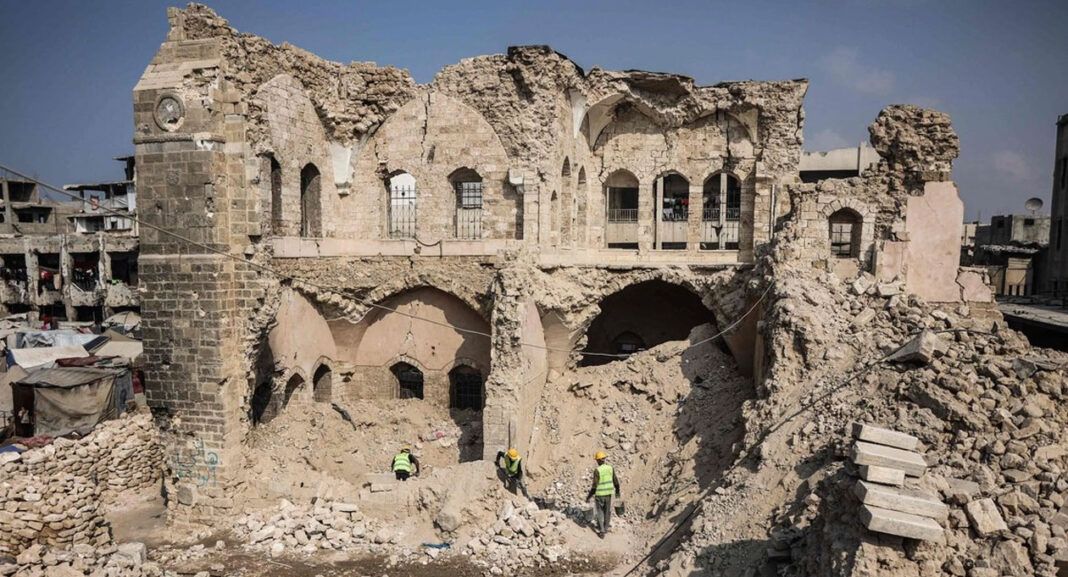 En Gaza, retiran escombros del Palacio del Pachá, monumento histórico palestino