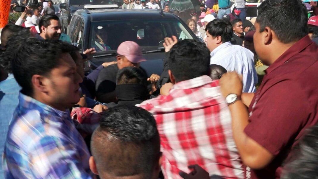 CNTE protesta contra la reforma educativa en mitin de Sheinbaum en Oaxaca