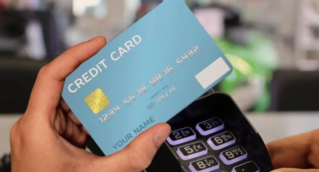 Aprueban prohibir cobros por cancelación de tarjetas de crédito y departamentales