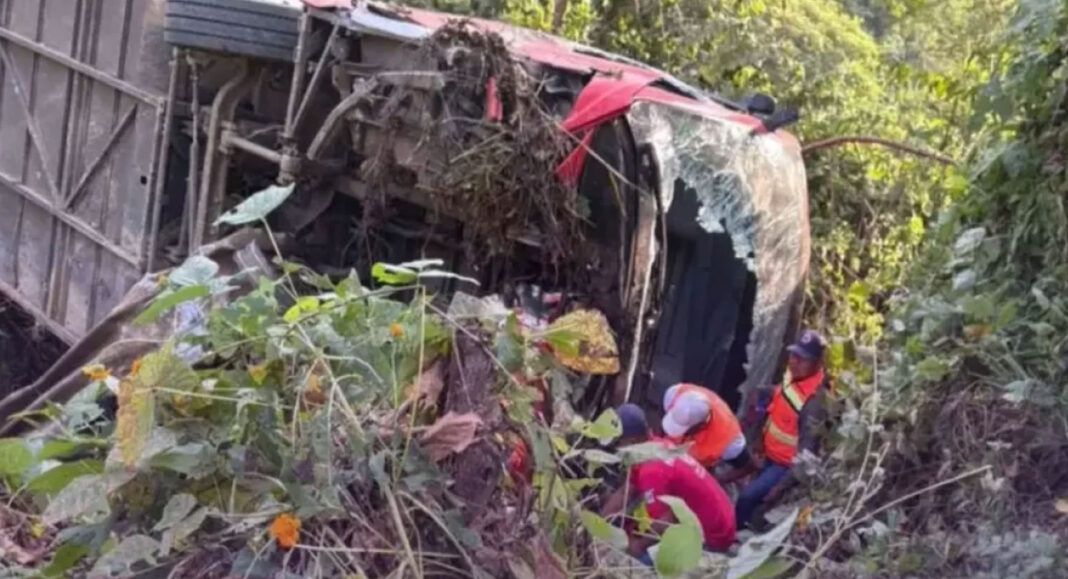 Choque entre camión y autobús en la 175 D deja 1 muerto y más de diez heridos