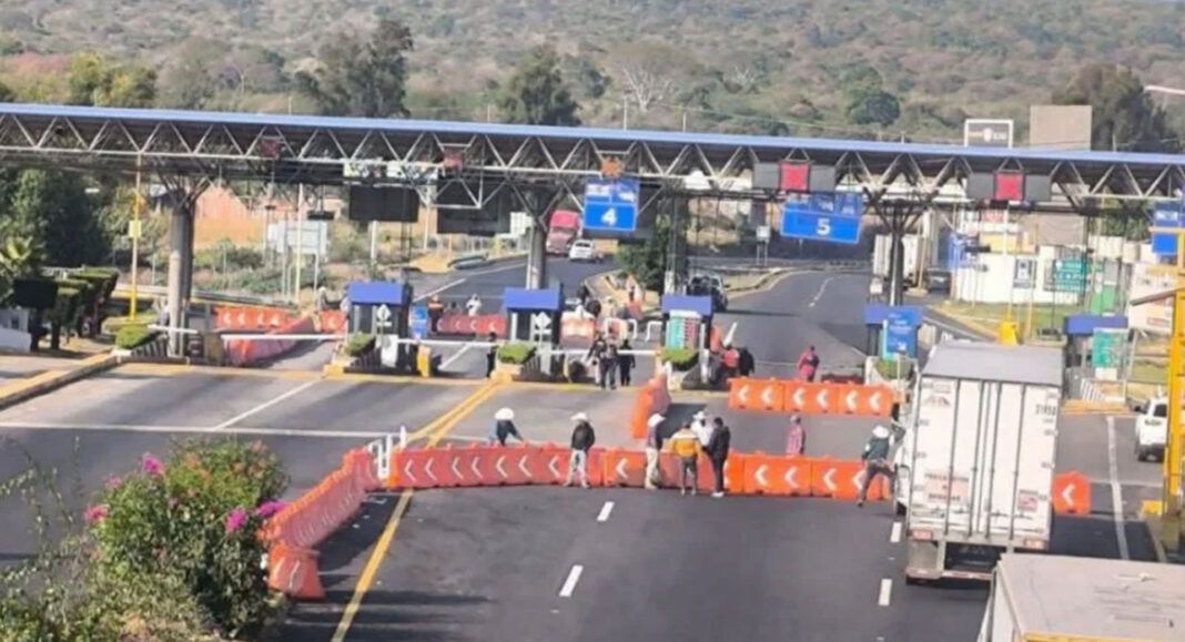 Agricultores y transportistas bloquearon 12 puntos carreteros en Michoacán este lunes