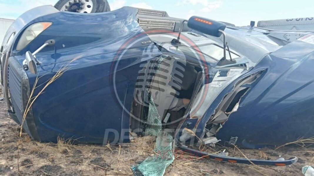 Rescatan a operador de tráiler volcado por vientos del frente frío en el Istmo