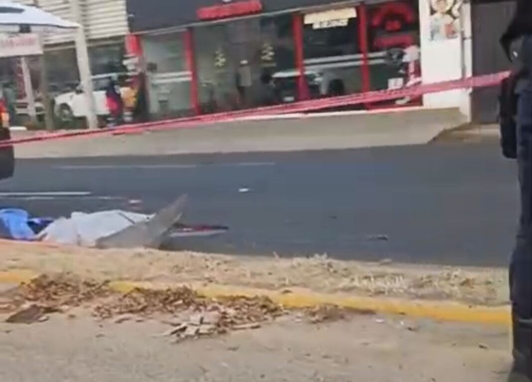 Dos muertos y una mujer lesionada en choque de motocicleta frente al Aeropuerto