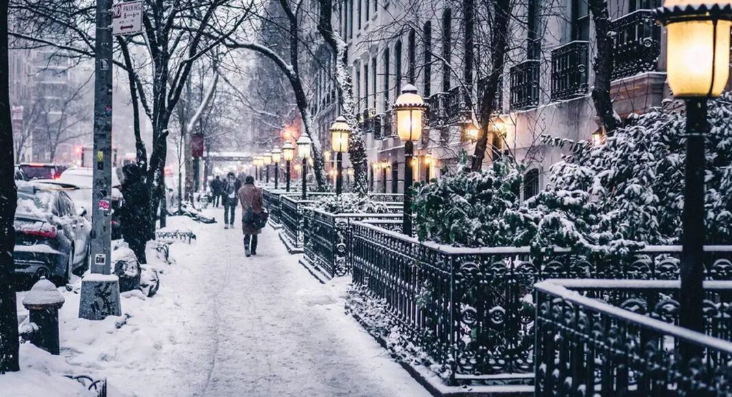 Nueva York recibe el invierno: la primera nevada cubre la ciudad en pleno ambiente navideño