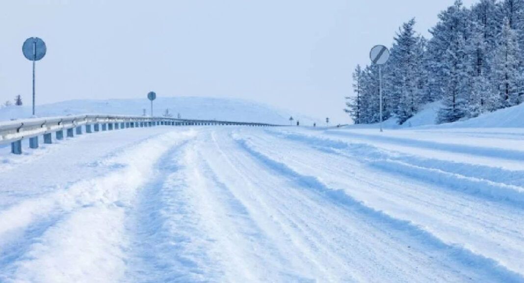 Quedan varados cientos de autos en Siberia a 30 grados bajo cero por más de 12 horas