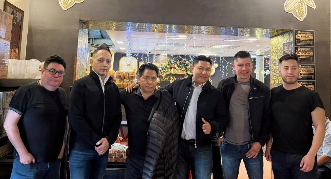 Seguidores de Despierta Oaxaca conviven con el grupo oaxaqueño La Apuesta