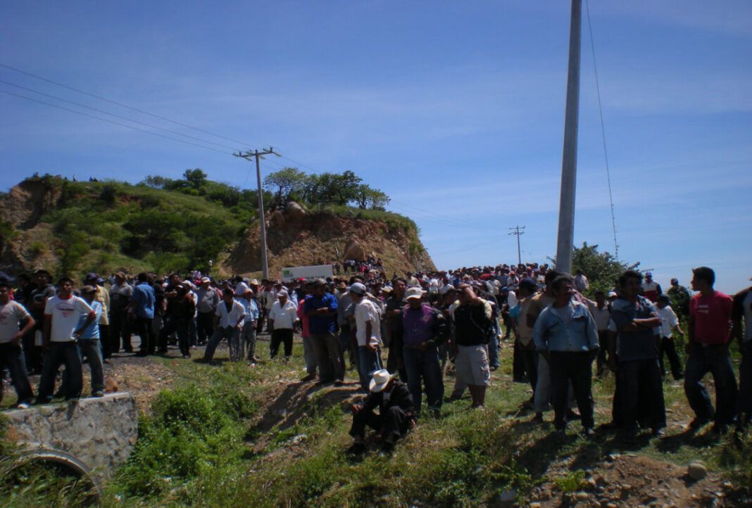 Reavivan bloqueo y conflicto histórico entre comunidades ikoots de Oaxaca