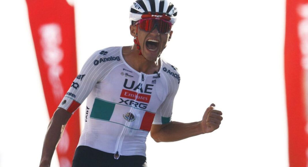 Celebra UAE Team Emirates el triunfo del mexicano Isaac del Toro