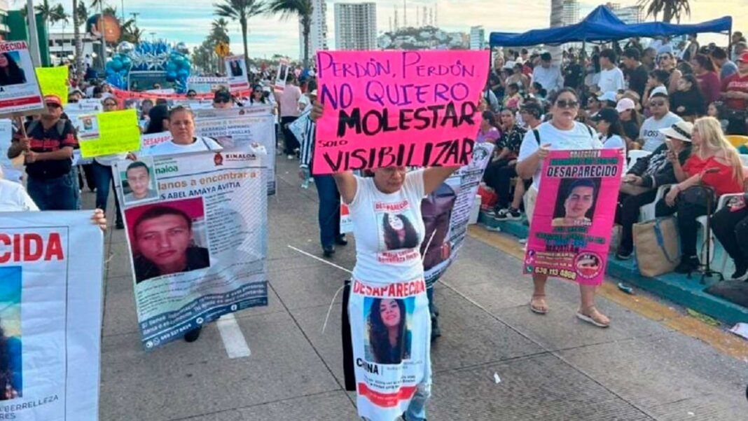 Madres buscadoras protestan en el Carnaval de Mazatlán para visibilizar a sus desaparecidos