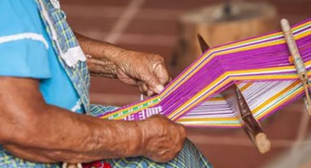 Artesanas oaxaqueñas impulsan textiles tradicionales en mercados internacionales