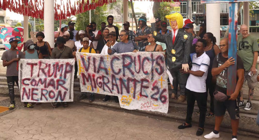 Migrantes en Tapachula recrean un viacrucis para visibilizar la crisis en Chiapas