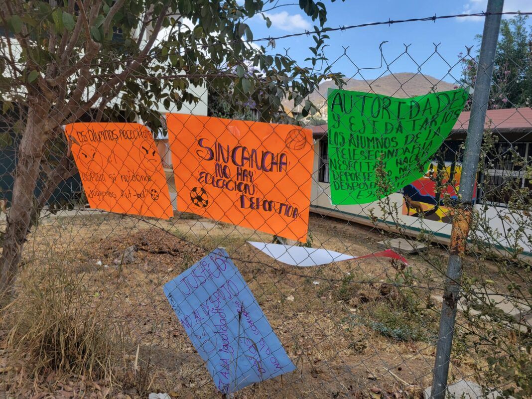 Alumnos protestan en Viguera por presunto despojo de cancha; invocan derechos constitucionales