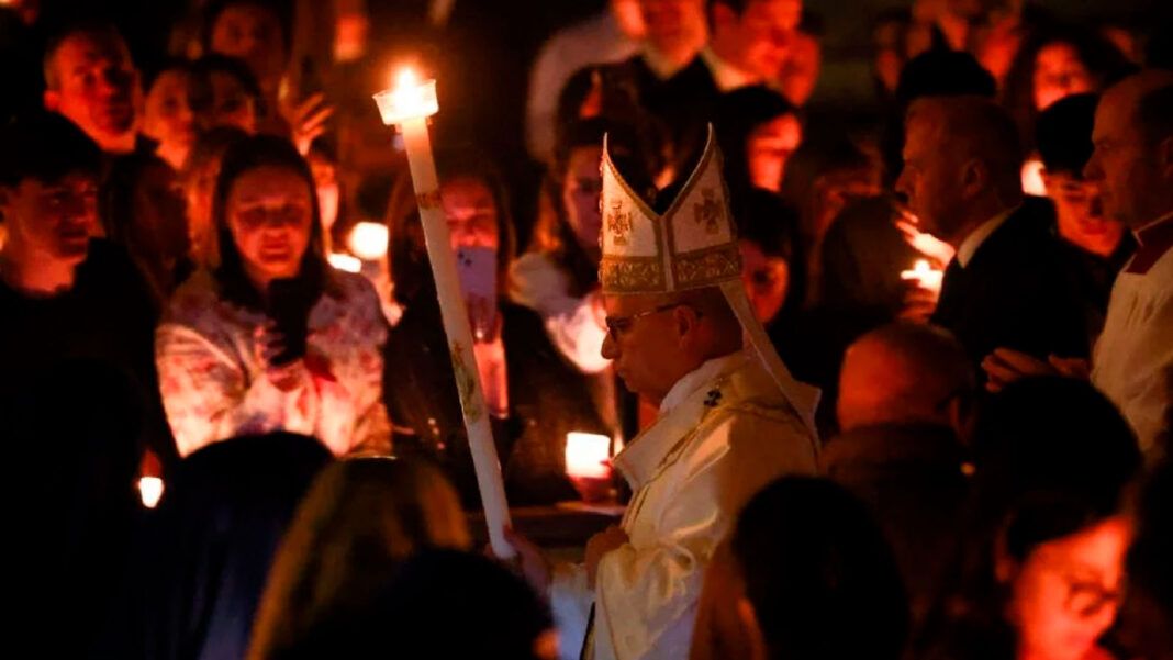 «No permitamos que nos paralicen»: papa León XIV pide no ser indiferente ante los conflictos durante la Vigilia Pascual